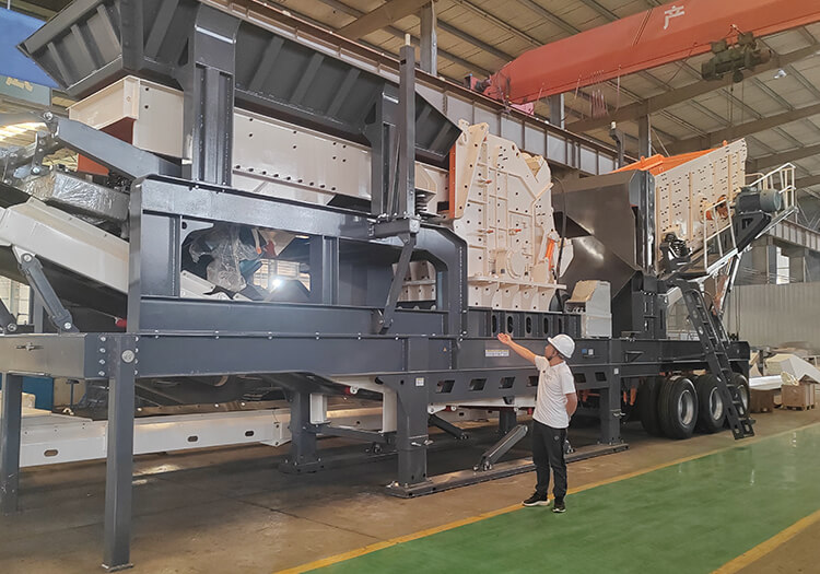 Three-in-one mobile crushing station