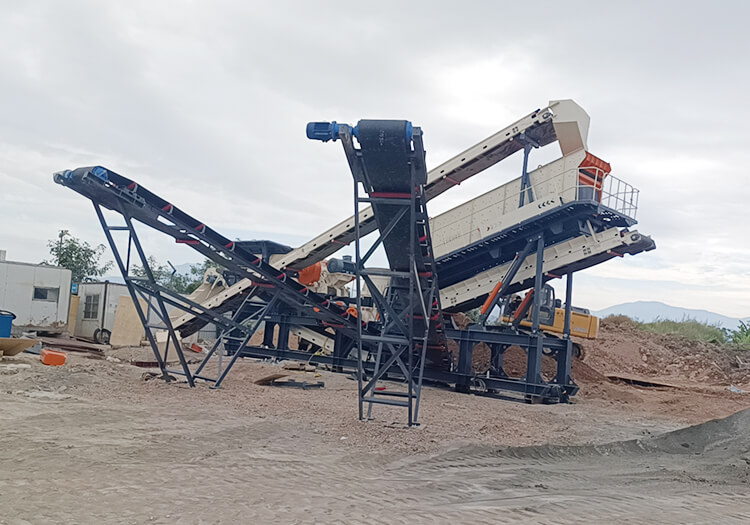 Four-combination mobile crushing station